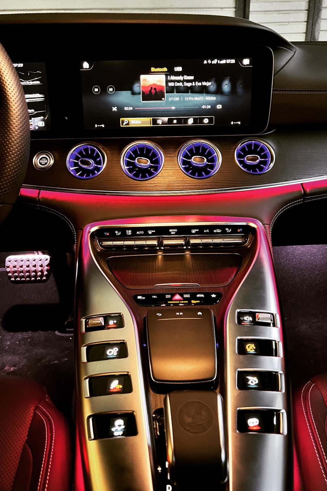 Detalle automotriz interior de BackStage automotive, renovando el interior de tu vehículo para una experiencia de conducción cómoda y elegante.