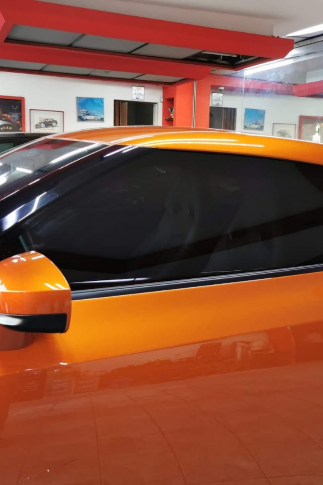 Instalación de la película de control solar Crystalline de 3M por BackStage automotive, mejora la comodidad y protección en tu vehículo con nuestra especialidad en películas de alta calidad.